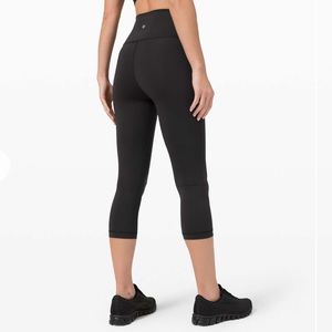 Lululemon Wunder Train High-Rise Crop 21" in Black - Size 6